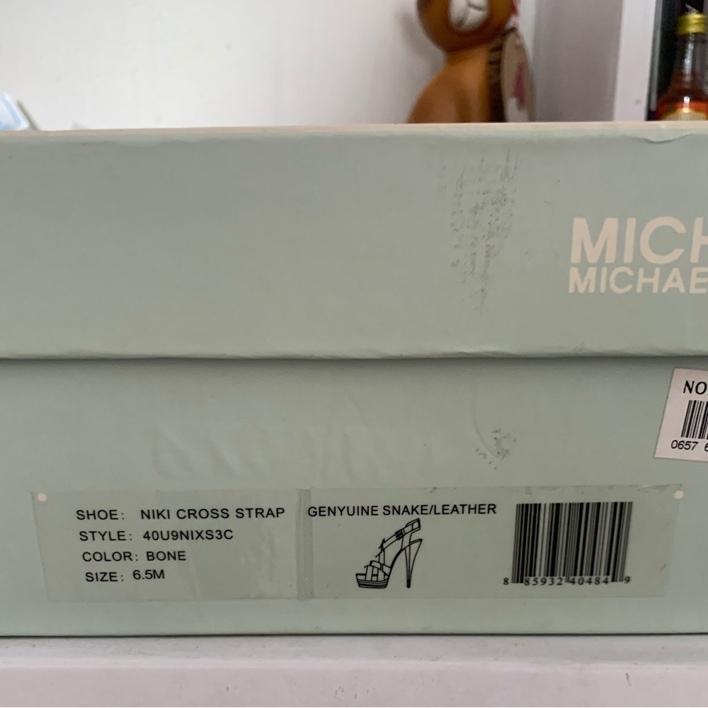 EUC ✨ Michael Kors Niki cross strap sandal - Picture 9 of 11